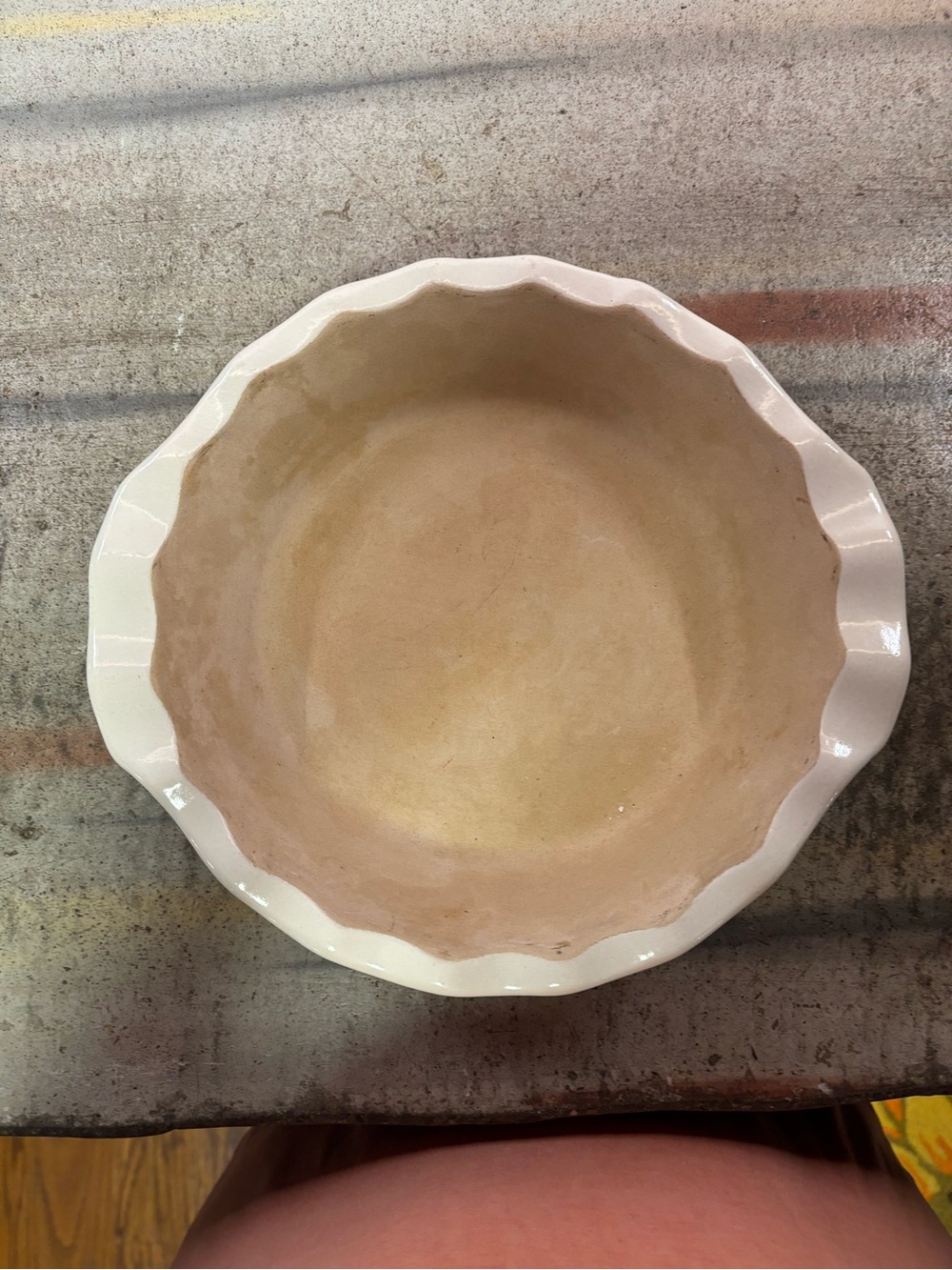 The Pampered Chef scalloped ceramic 9” pie dish in cream and white